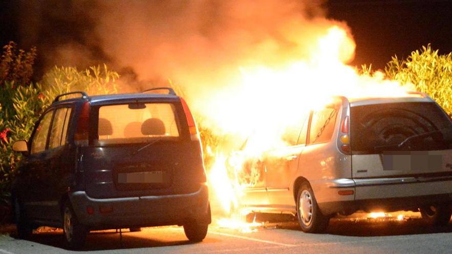 Auto danneggiata dalle fiamme C’è l’ombra del dolo