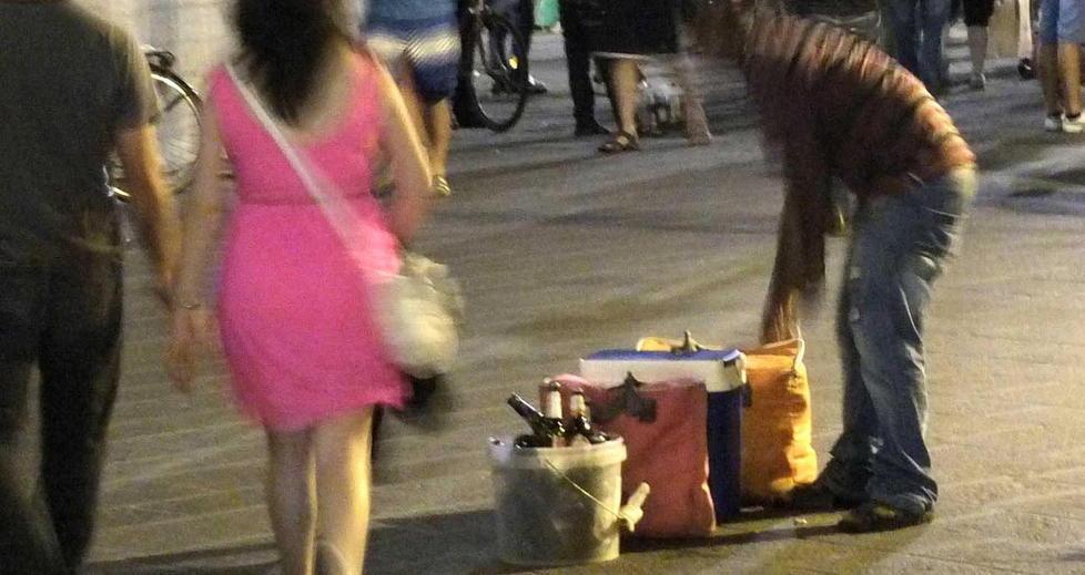 «Danni al turismo, vietiamo il consumo di alcol in strada» 