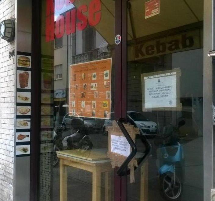 Condizioni igieniche «pessime» sigilli alla rivendita di kebab