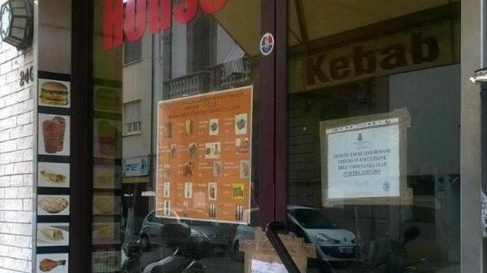 Condizioni igieniche «pessime» sigilli alla rivendita di kebab