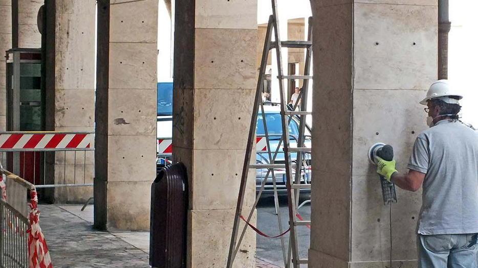Al via la pulizia delle colonne dei Portici