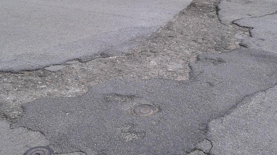 «A Pedrasciolta le strade sono costellate di buche»