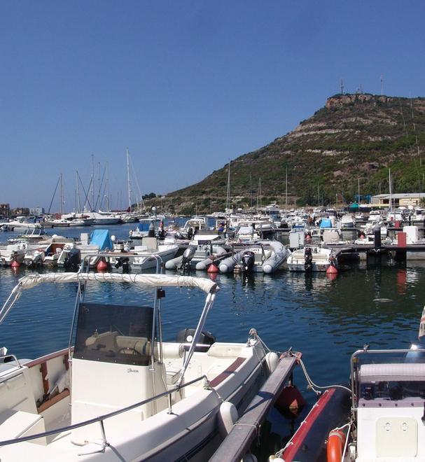 Porto di Bosa e differenziata, lo scontro è anche estivo