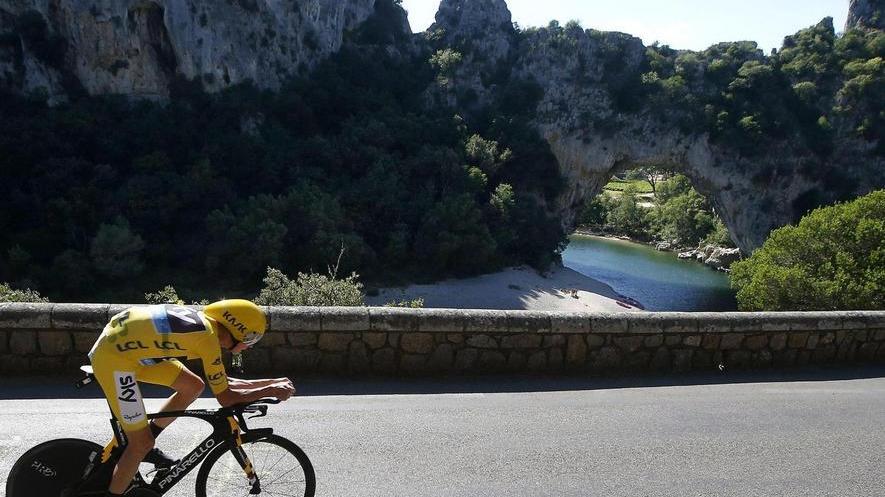 Al Tour Dumoulin vince la crono del dolore