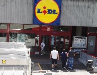 Rapina col coltello alla Lidl, presi 