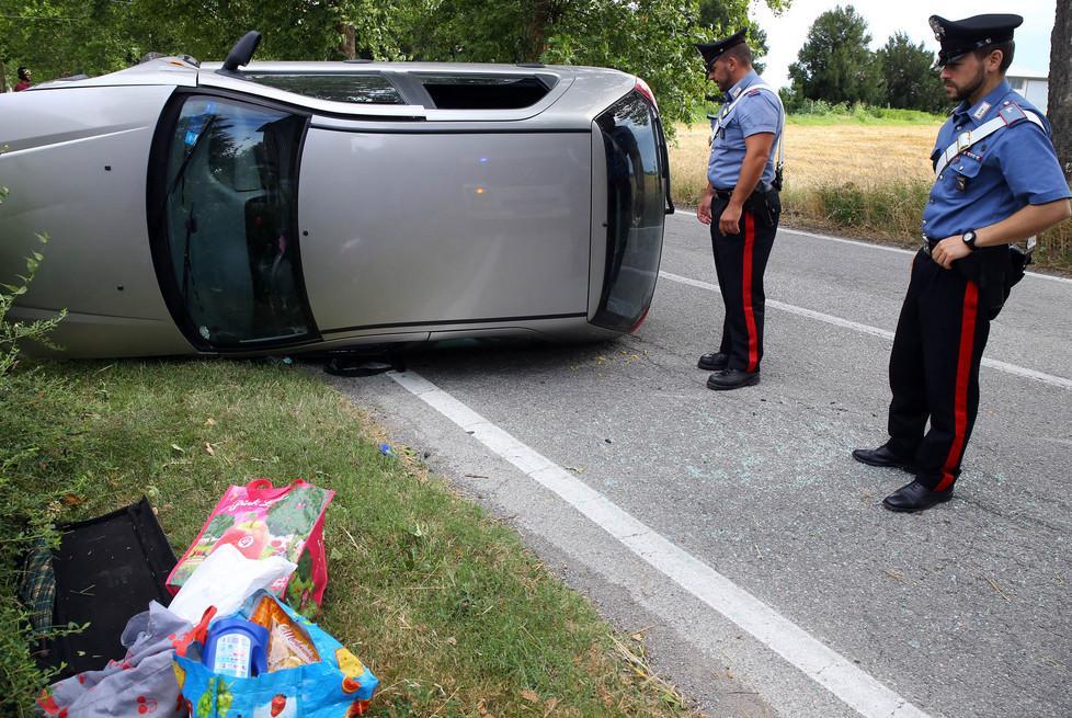 Perde il controllo e l’auto si ribalta 