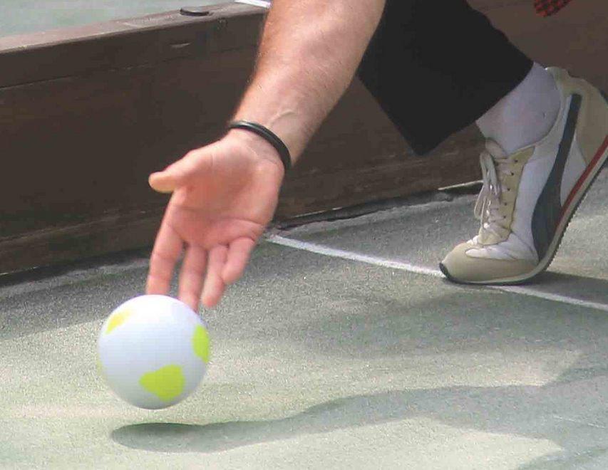 Toano, ora a bocce si gioca sulla strada. A Vogno l'anteprima dell'idea del Csi