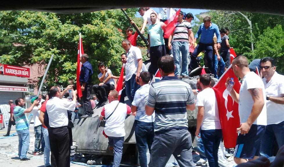 Turchia nel caos: «Chiuse in hotel con vista sulle bombe» 
