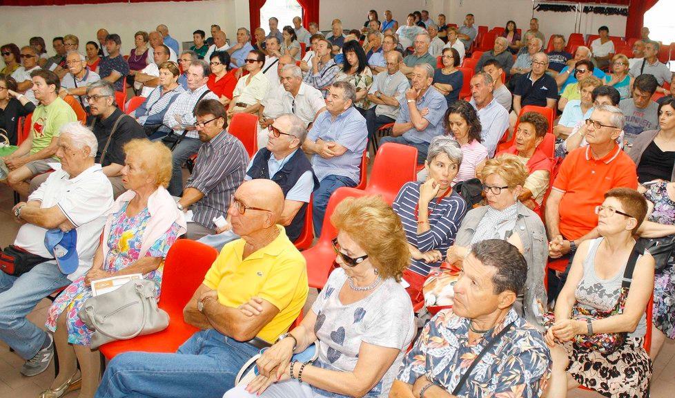 Ferrara, un centinaio di bondisti Carife all'assemblea: «Legge rimborsi su misura per Etruria» 