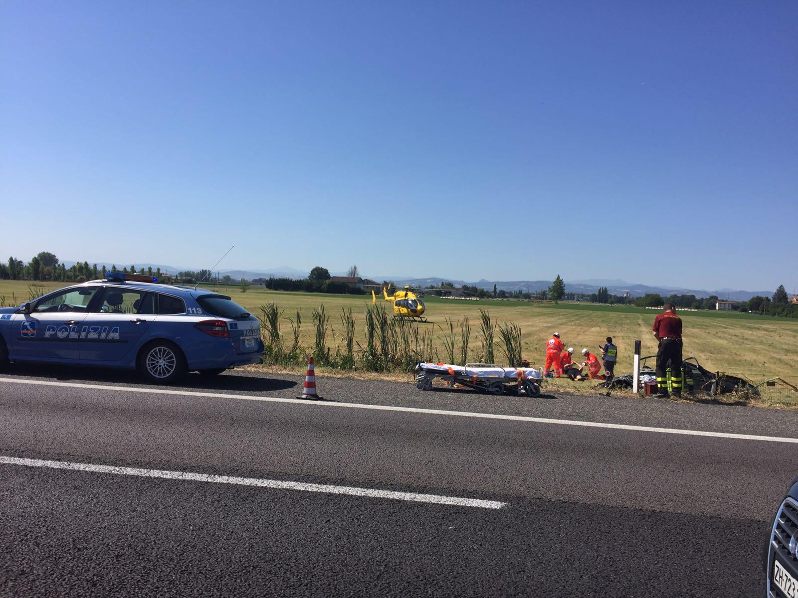 Auto si ribalta sull'A1, gravissime tre persone 