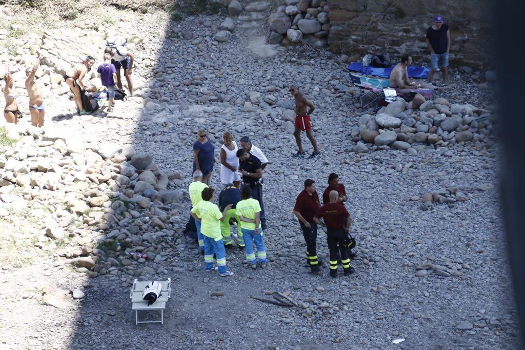 Medico si toglie la vita buttandosi dal ponte di Calignaia: terrore tra i bagnanti