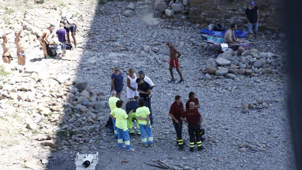 Medico si toglie la vita buttandosi dal ponte di Calignaia: terrore tra i bagnanti