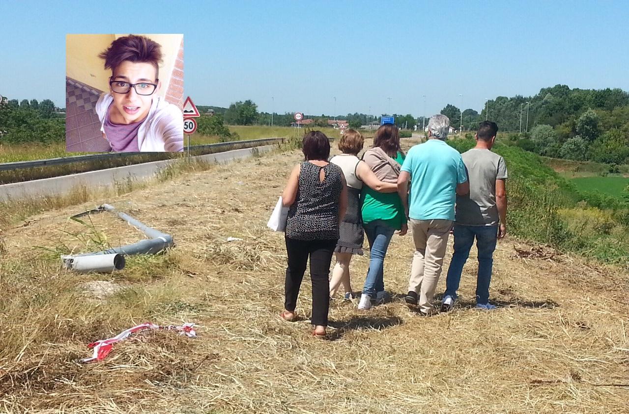 Il dolore dei genitori in pellegrinaggio dove è morto Davide Iaquinta