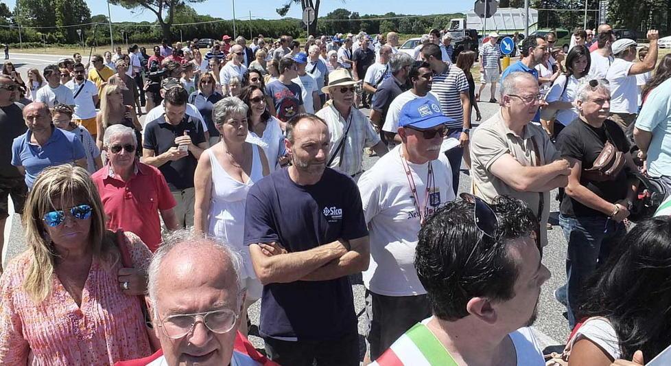 Il casco in alto di Raimo la solidarietà di Petroni