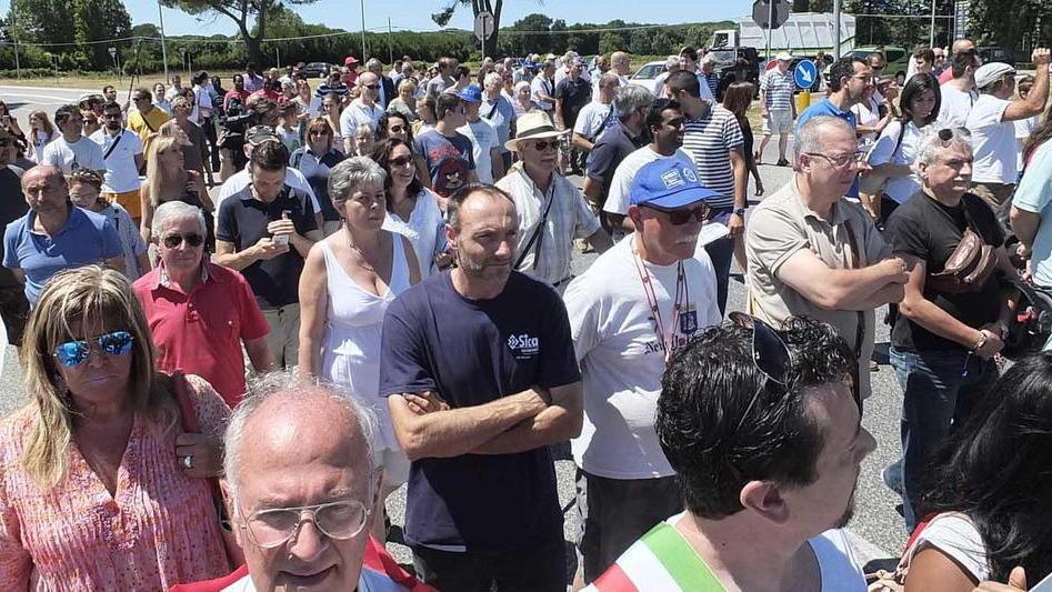Il casco in alto di Raimo la solidarietà di Petroni