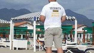 Vigilantes in spiaggia contro i venditori ambulanti abusivi