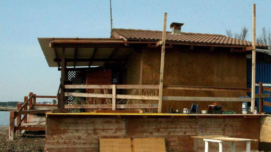 Danni al punto 1 entrano nel casotto e spaccano tutto