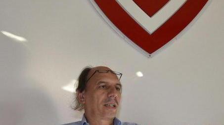 Ripescaggio lontano Giocatori aspettano per mettere la firma