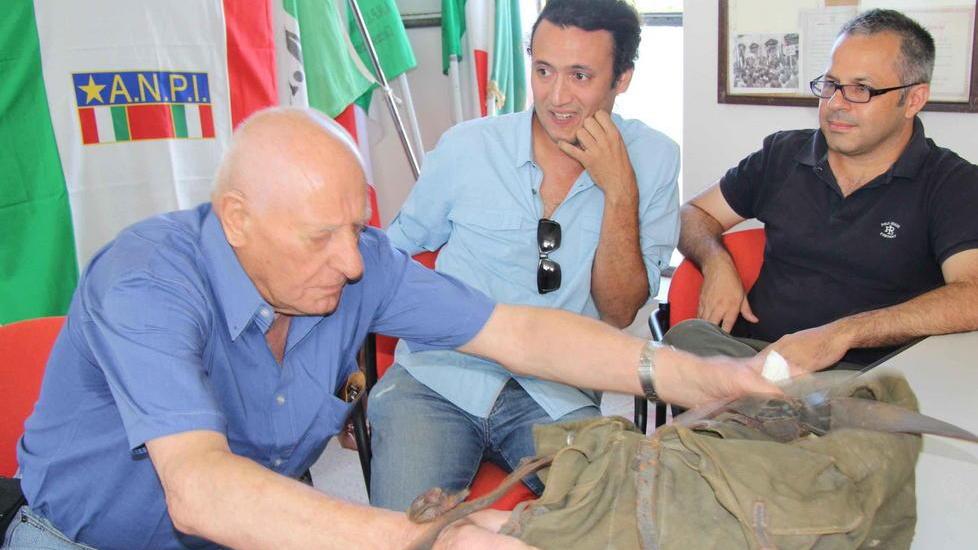 Perse uno zaino nel ’44 due amici glielo riportano
