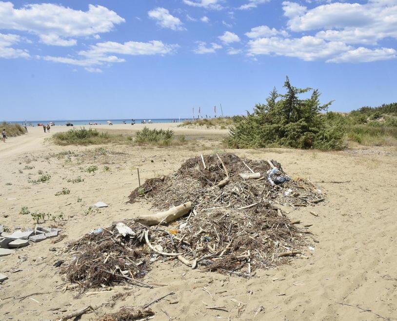 Ferri arrugginiti e rifiuti: sos spiaggia 