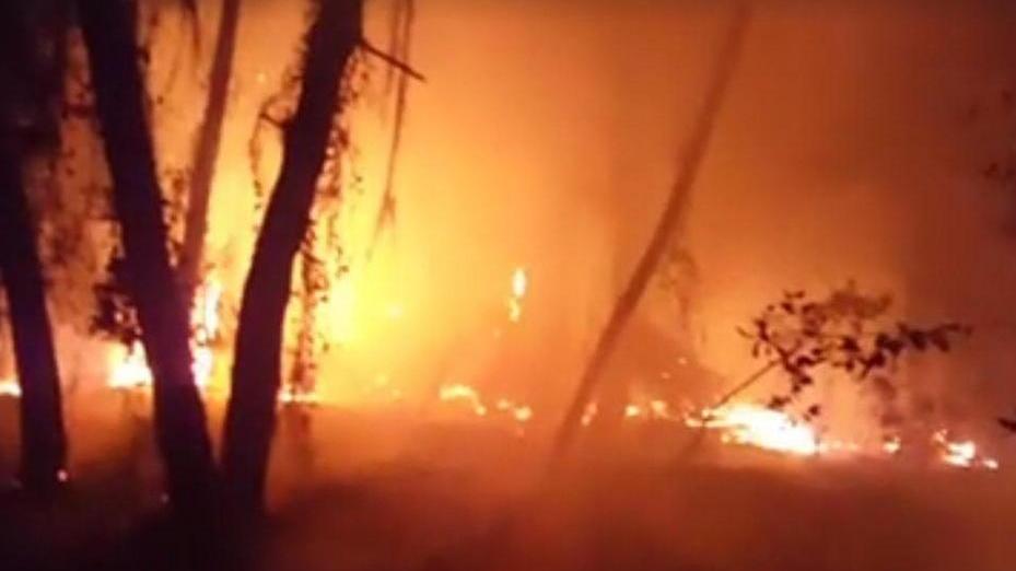 Tre elicotteri e vigilanza di notte contro le fiamme