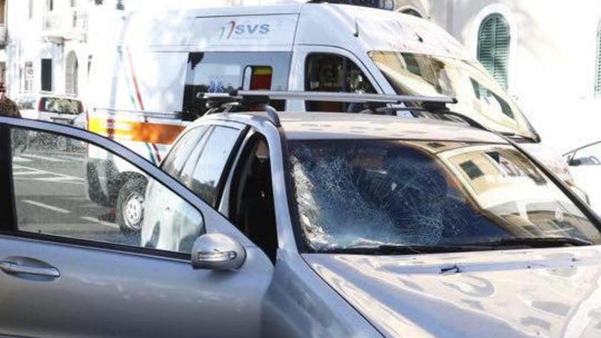 Travolto sulle strisce da un’auto sul viale Italia: è gravissimo