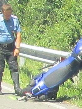 Si schianta in moto: vola nel bosco 