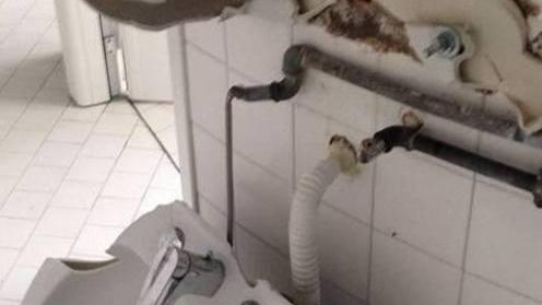 Vandali distruggono un lavandino alla palestra Cupole