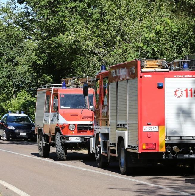 Precipita con il paracadute sui cavi elettrici 