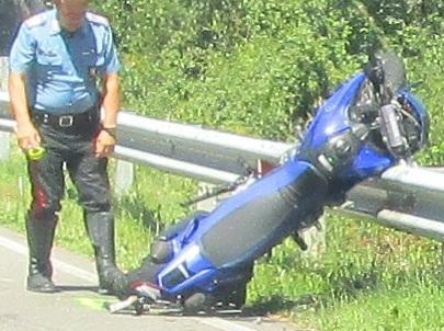 Si schianta in moto e vola nella scarpata 
