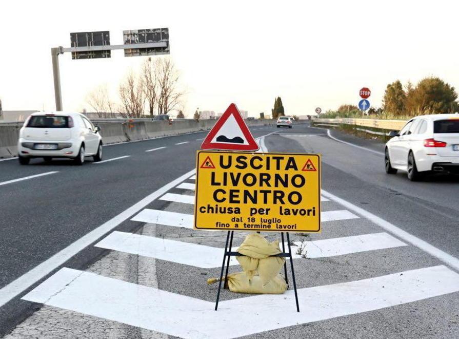 Il cartello che segnala i lavori