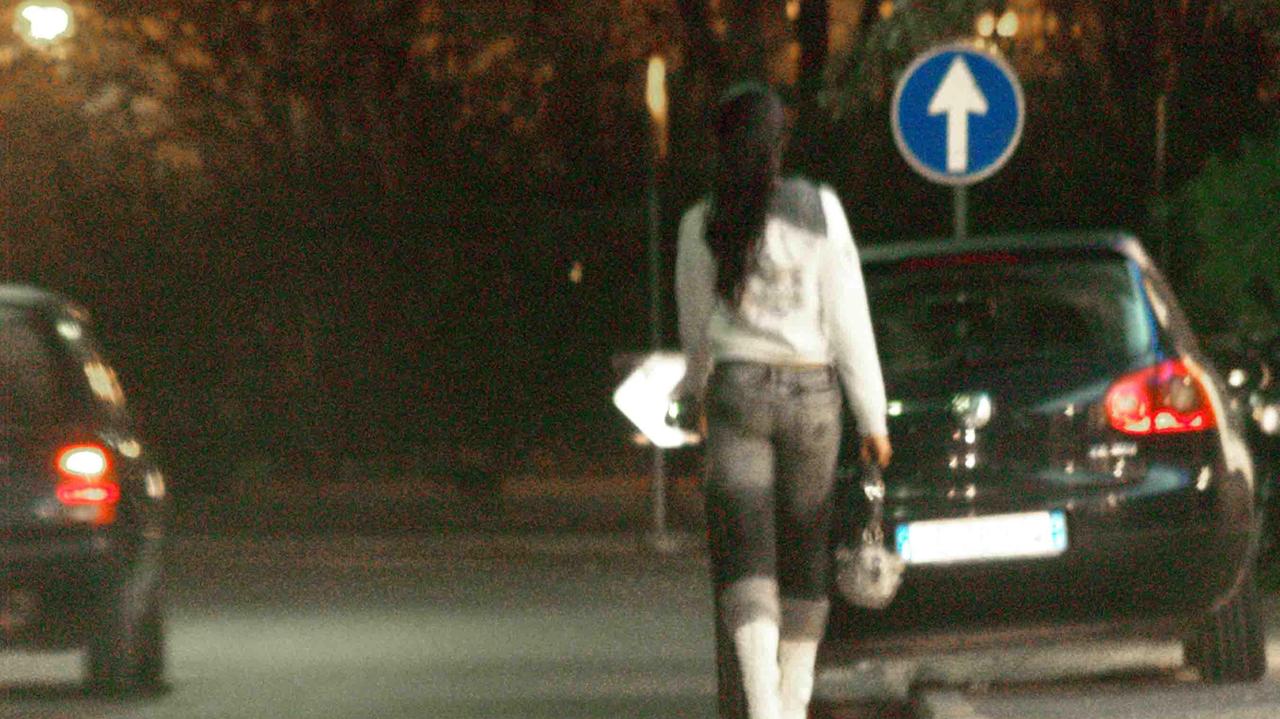 Prostituta in attesa di clienti