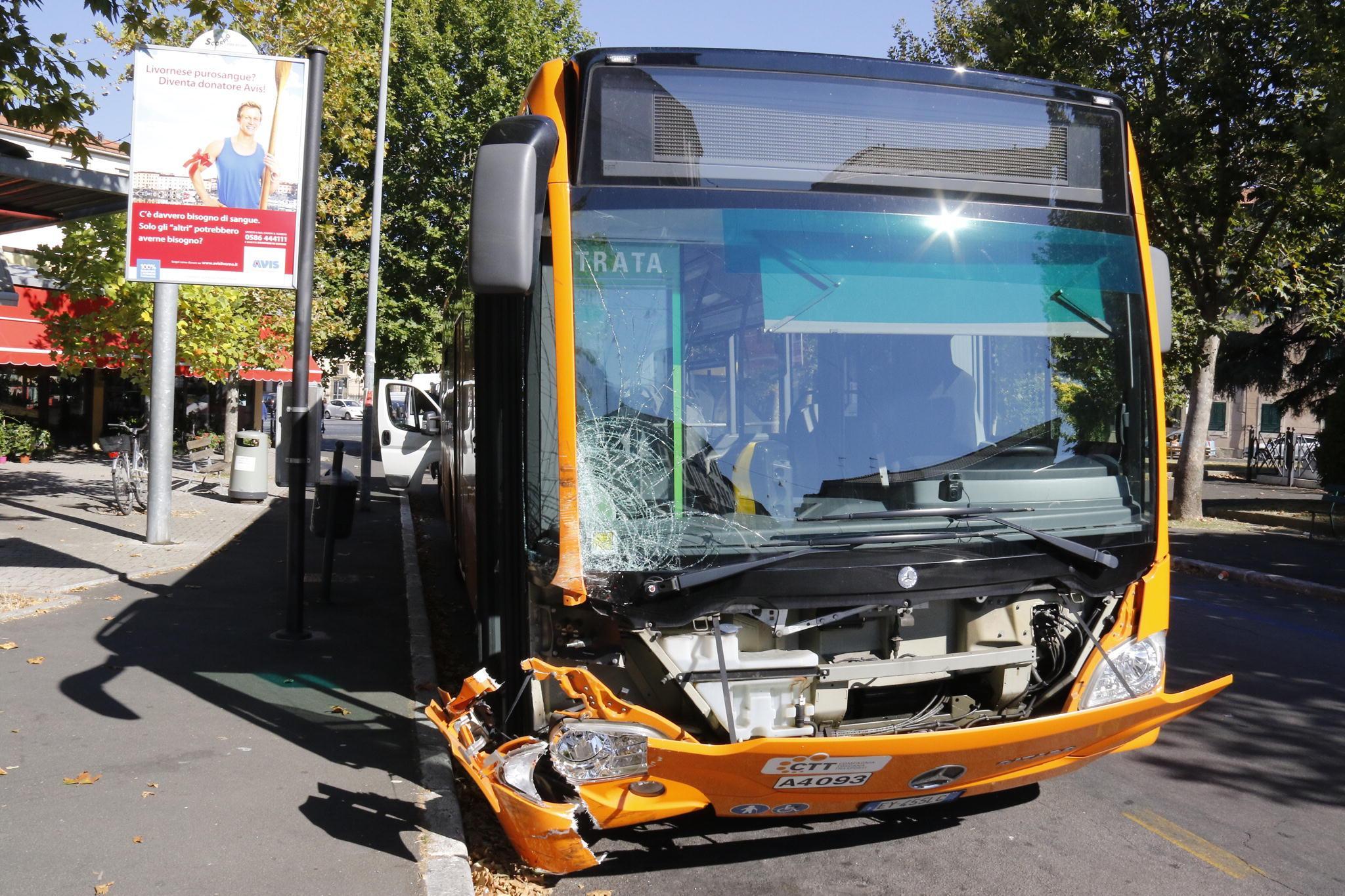 Incidente tra un'auto e un bus