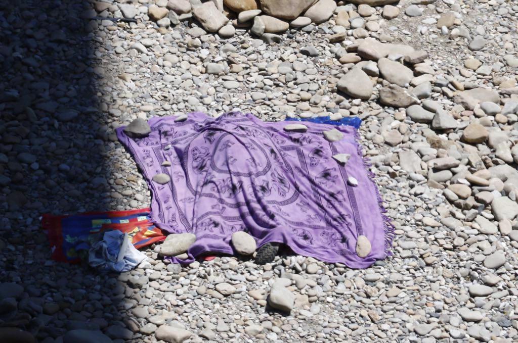 Calignaia, suicidio in mezzo ai bagnanti: «Ho visto l'orrore»