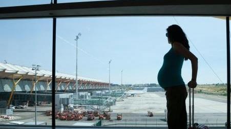Volare in dolce attesa: le regole delle compagnie