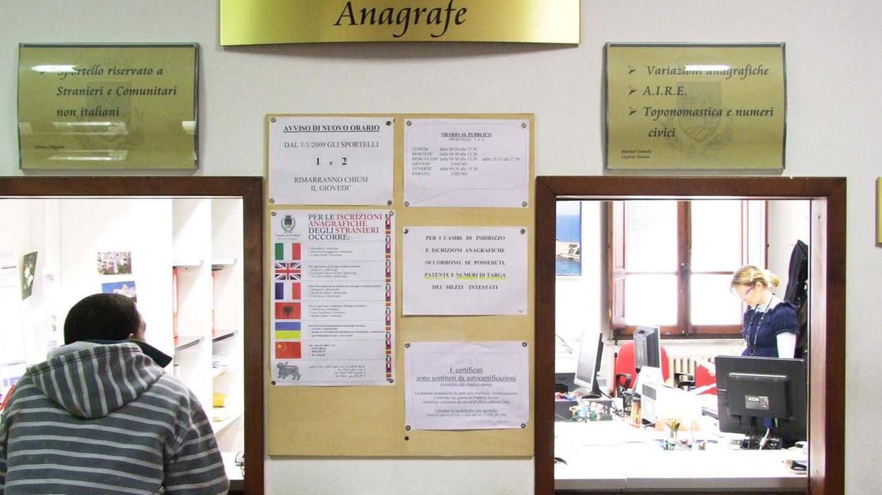 L’ufficio anagrafe di Piombino, dove si registrano gli italiani residenti all’estero (foto Paolo Barlettani)