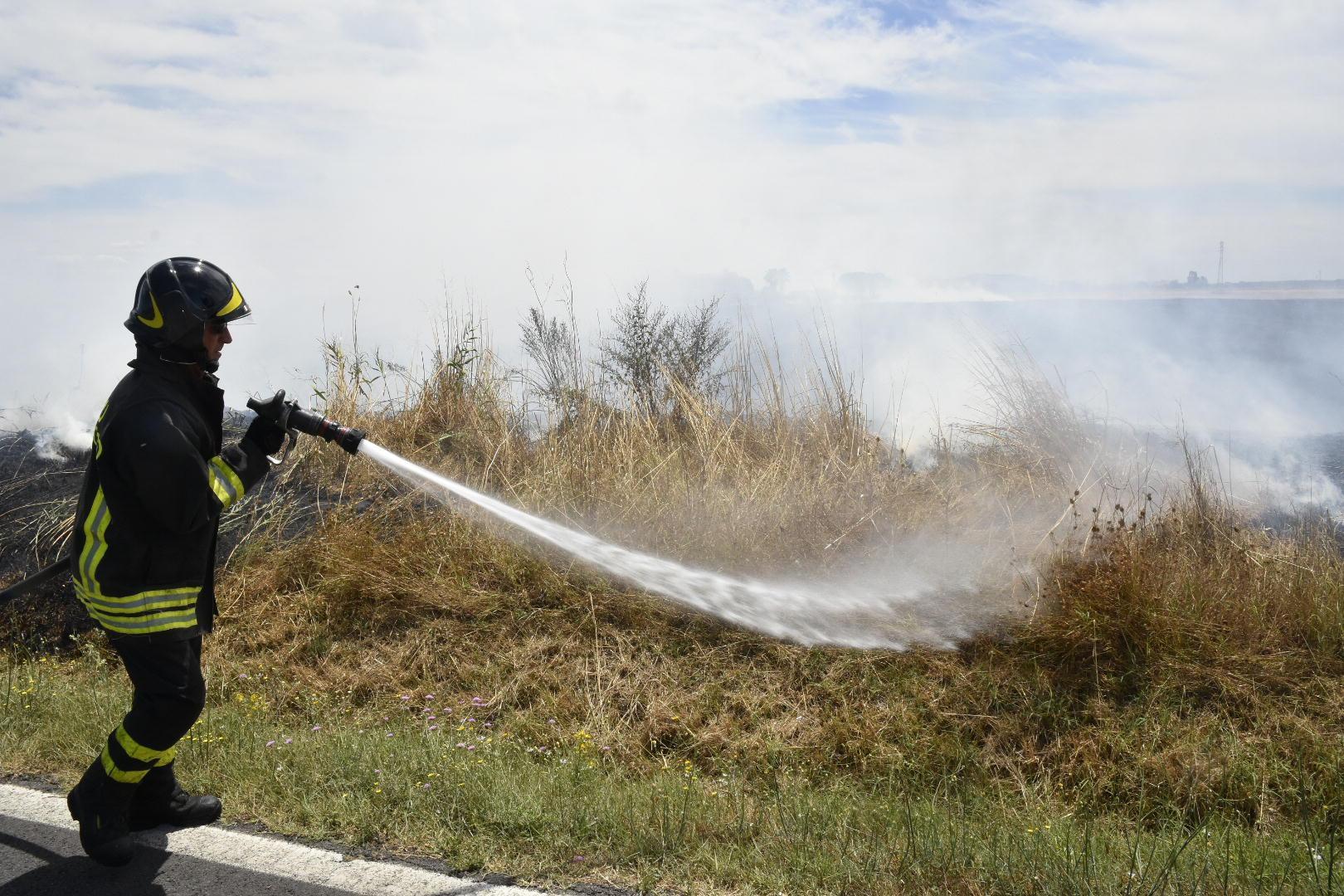 Un vigile del fuoco in azione