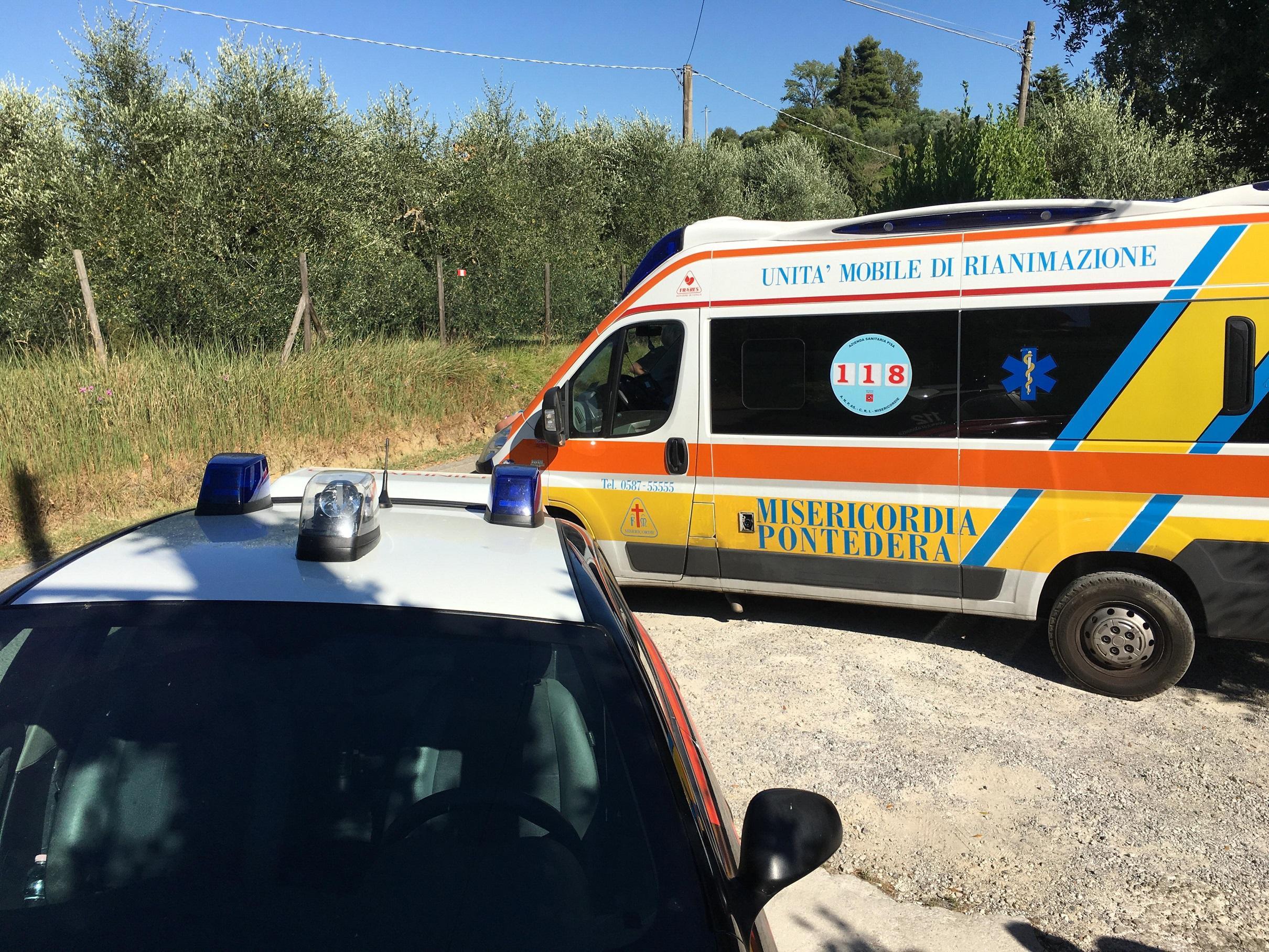 Carabinieri e ambulanza intervenuti sul posto (foto Franco Silvi)
