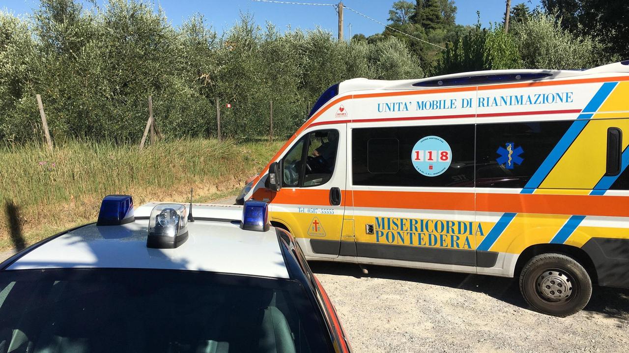Carabinieri e ambulanza intervenuti sul posto (foto Franco Silvi)