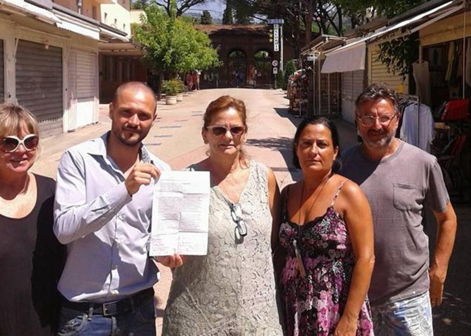 Il consigliere comunale Luca Baroncini mostra la petizione firmata dai commercianti del Grocco-La Salute