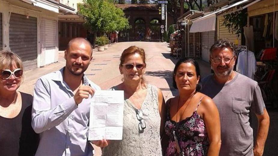 Il consigliere comunale Luca Baroncini mostra la petizione firmata dai commercianti del Grocco-La Salute