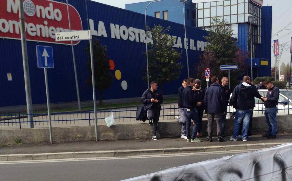 Alcuni lavoratori davanti al magazzino di Mondo Convenienza
