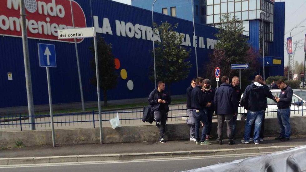 Alcuni lavoratori davanti al magazzino di Mondo Convenienza