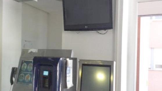 Display e monitor rotti in via Bassa Tambura