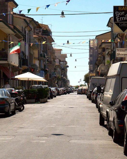 Molesta una donna in strada: arrestato 
