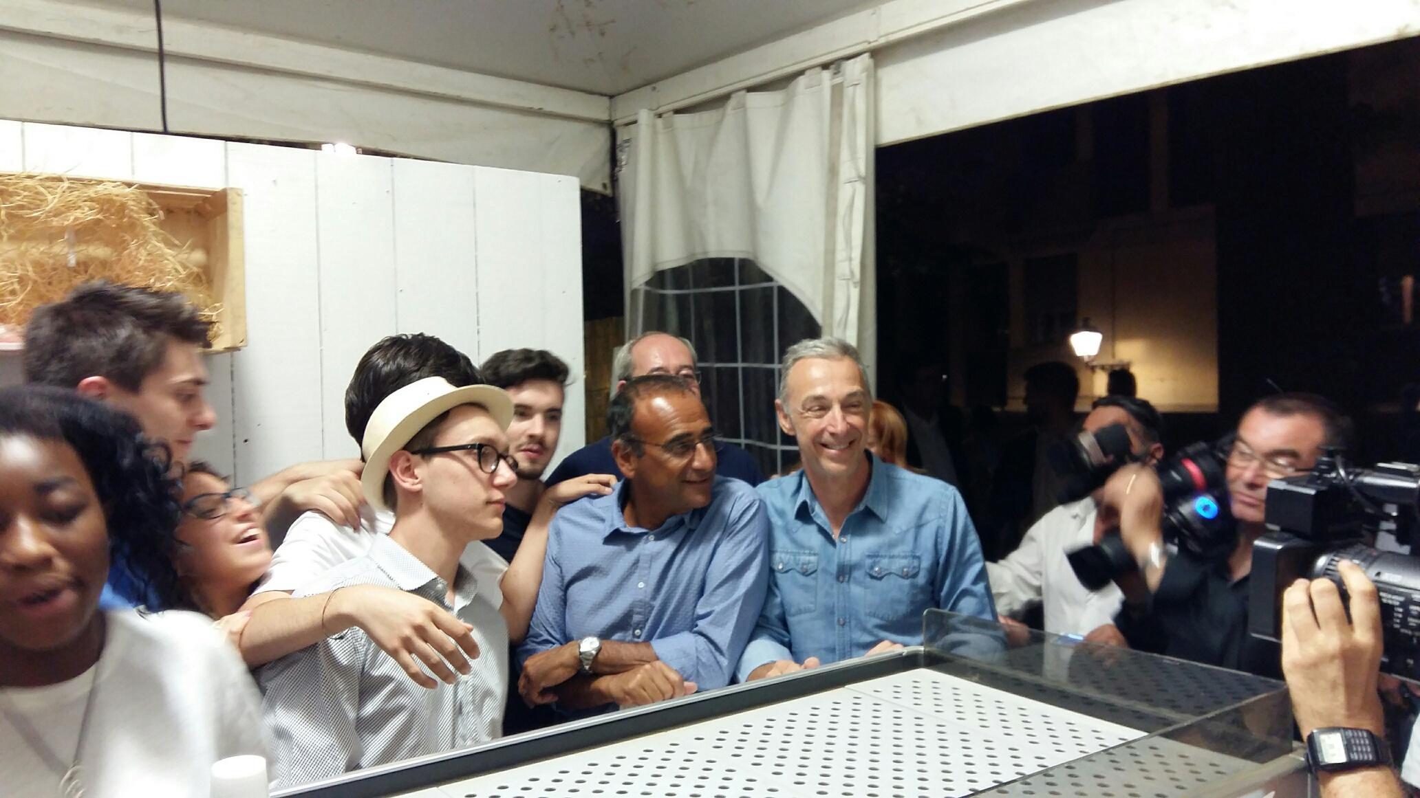 Linus e Carlo Conti al bar dei Giovani democratici