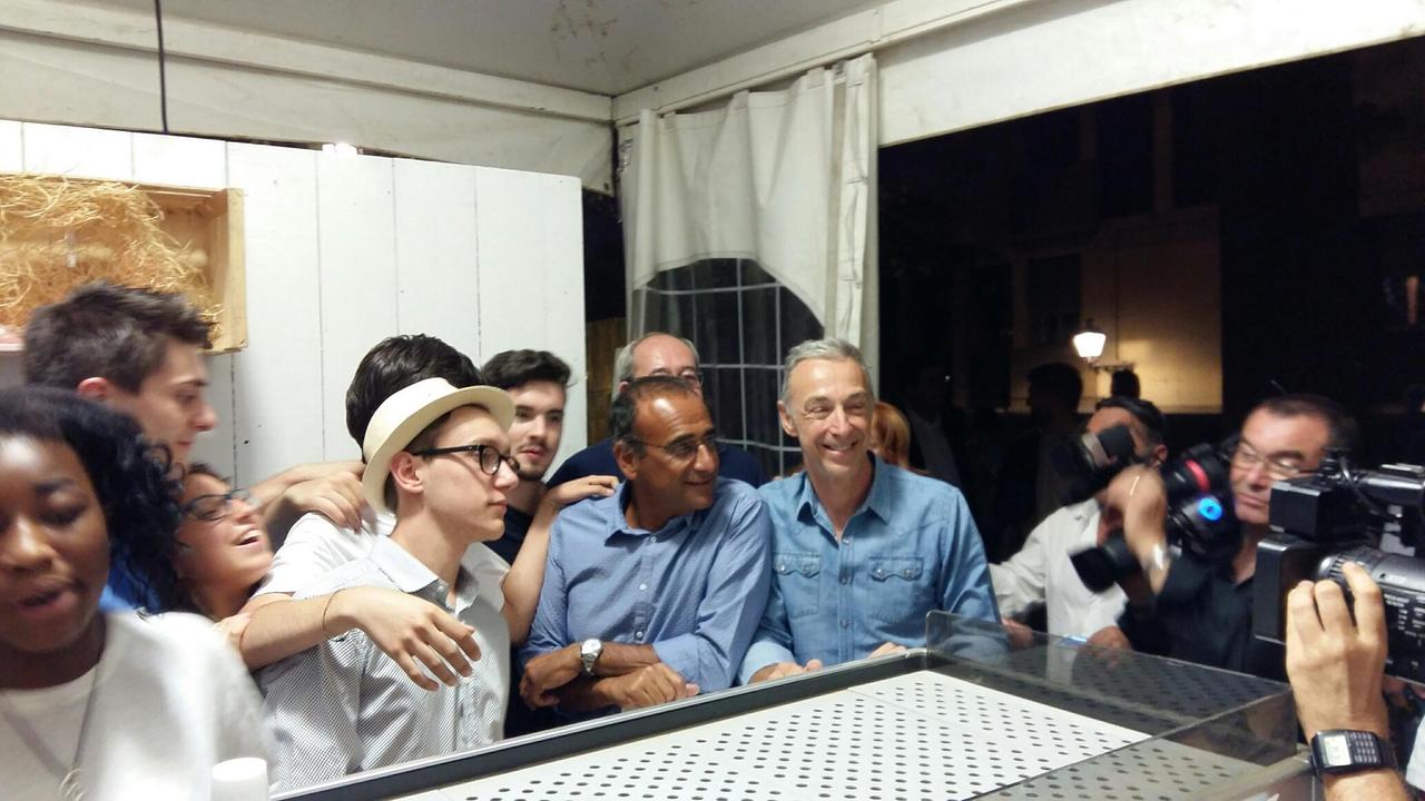 Linus e Carlo Conti al bar dei Giovani democratici