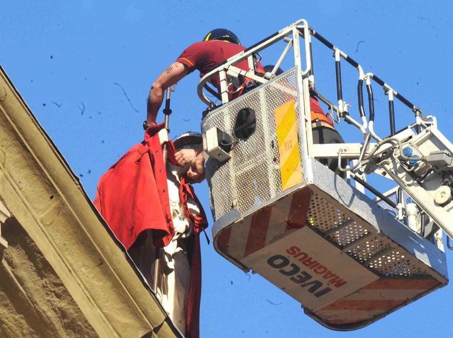 Lo spettacolo della vestizione Il vescovo: «È la festa di tutti»