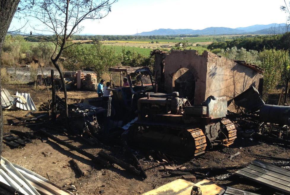 Rogo doloso in campagna Distrutti trattori e rimesse