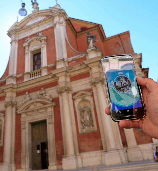 Le strade modenesi invase dai Pokémon virtuali: si scatena la moda del momento 